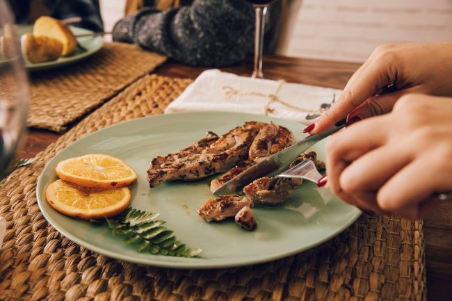 Ilustrasi seseorang mengosumsi daging