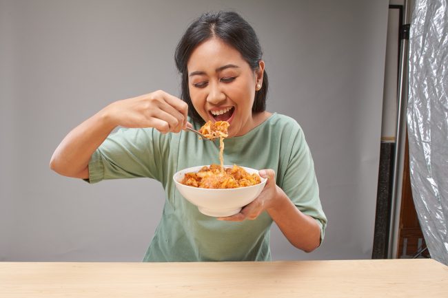 Ilustrasi seseorang makan pedas