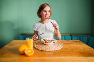 Ilustrasi konsumsi salad buah