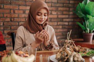 Ilustrasi pola makan sehat saat berpuasa