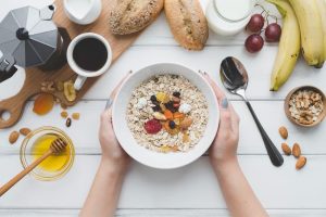 ilustrasi berbuka dengan oalahan oatmeal