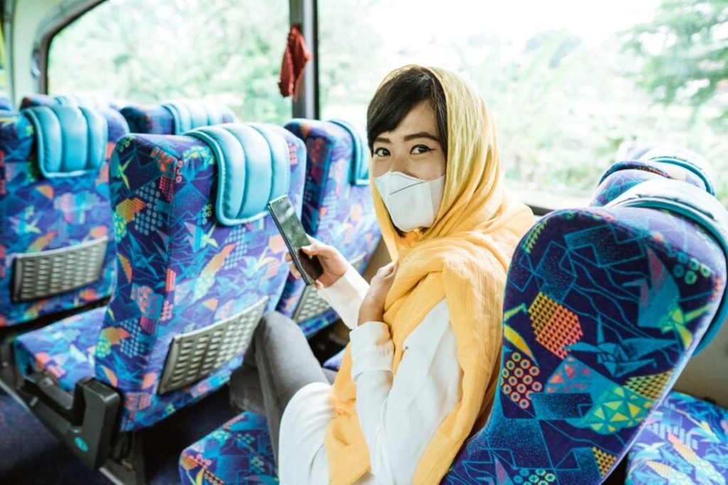(ilustrasi mudik menggunakan kendaraan umum, sumber : freepik)
