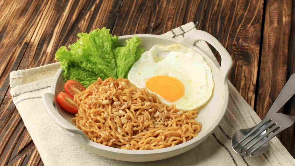 (hubungan mie instan dengan asam lambung, sumber : freepik)