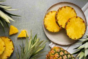 (ilustrasi buah nanas bagi penderita asam lambung, sumber : freepik)