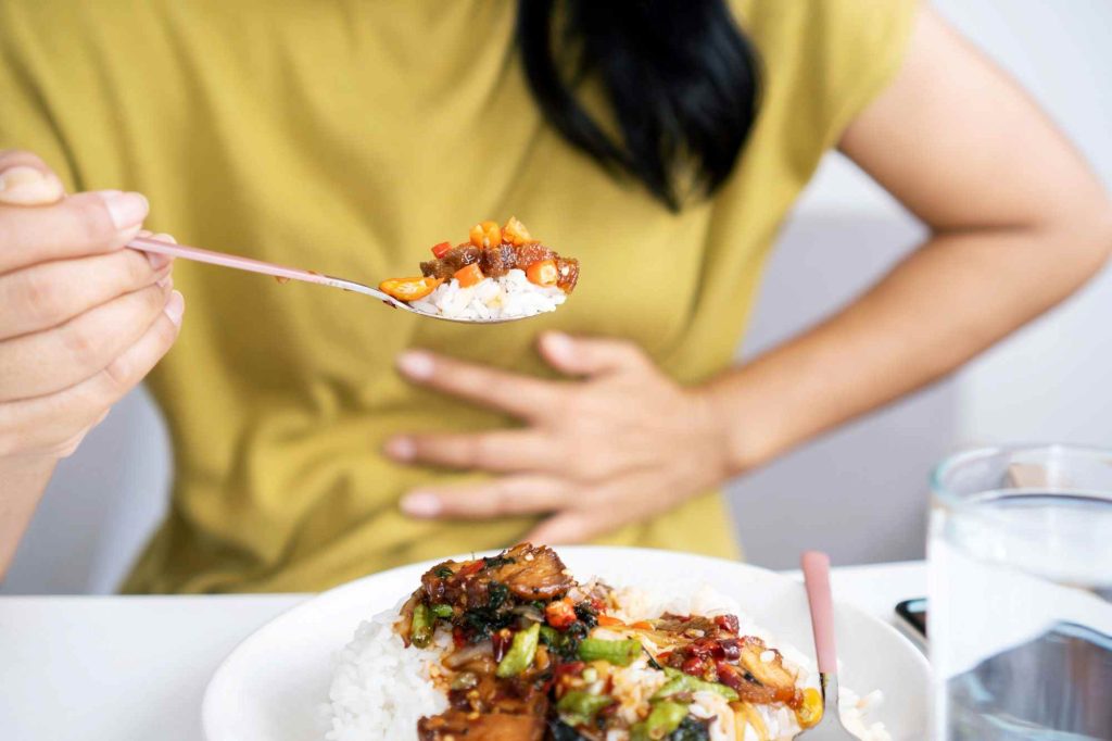(ilustrasi sakit perut setelah mengonsumsi makanan, sumber : canva)