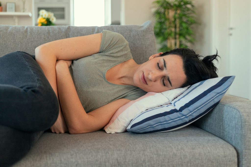 (ilustrasi seseorang mengalami asam lambung saat tidur, sumber : canva)