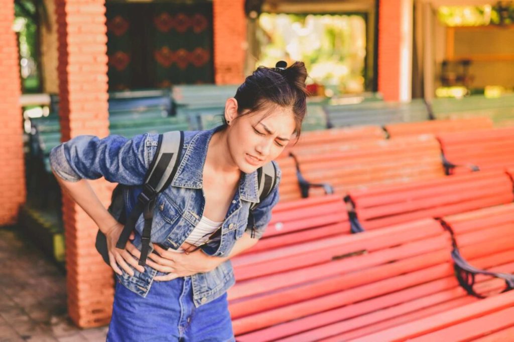 (ilustrasi seseorang mengalami gerd pada saat traveling, sumber : freepik)