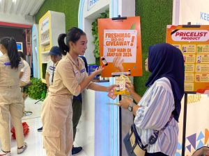 (Freshmag hadir di jakarta fair dan diramaikan oleh pengunjung yang berdatangan ke booth freshmag, sumber : tim Freshmag)