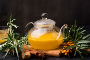 (air kunyit memiliki manfaat yang baik dan dapat dikonsumsi sebelum tidur, sumber : freepik)