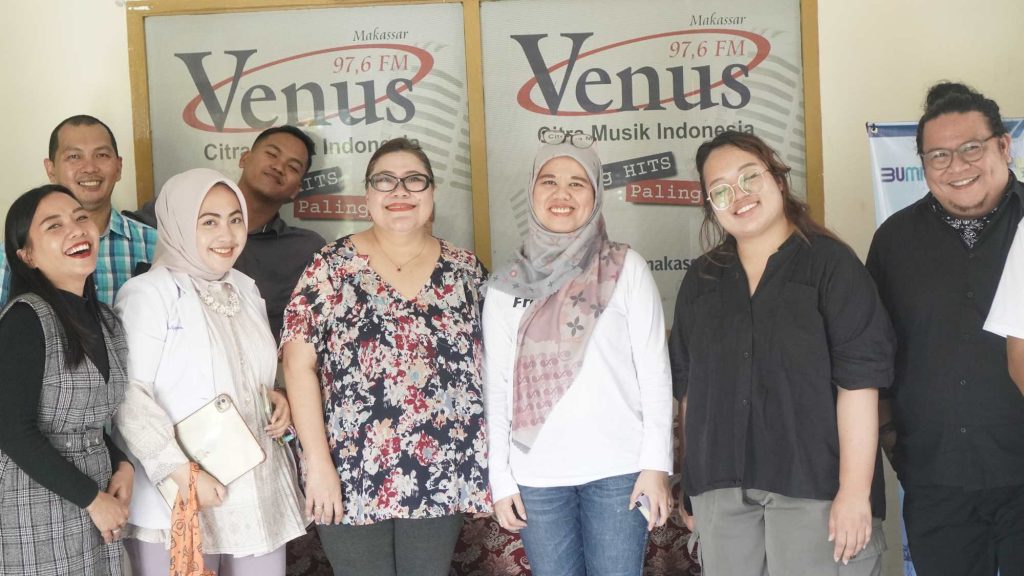 (dokumentasi tim Freshmag dengan anggota Radio Venus, sumber : tim Freshmag)