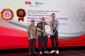 (tim Freshmag menerima penghargaan yang diberikan oleh SWA Media Compas, sumber : tim Freshmag)