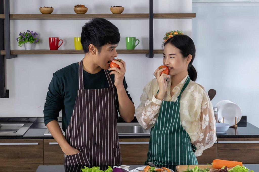(ilustrasi pasangan sedang mengonsumsi tomat pada salah satu masakannya, sumber : canva)