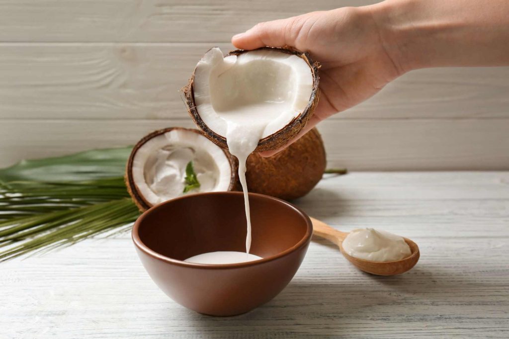(santan bisa digunakan sebagai penawar untuk asam lambung, sumber : canva)