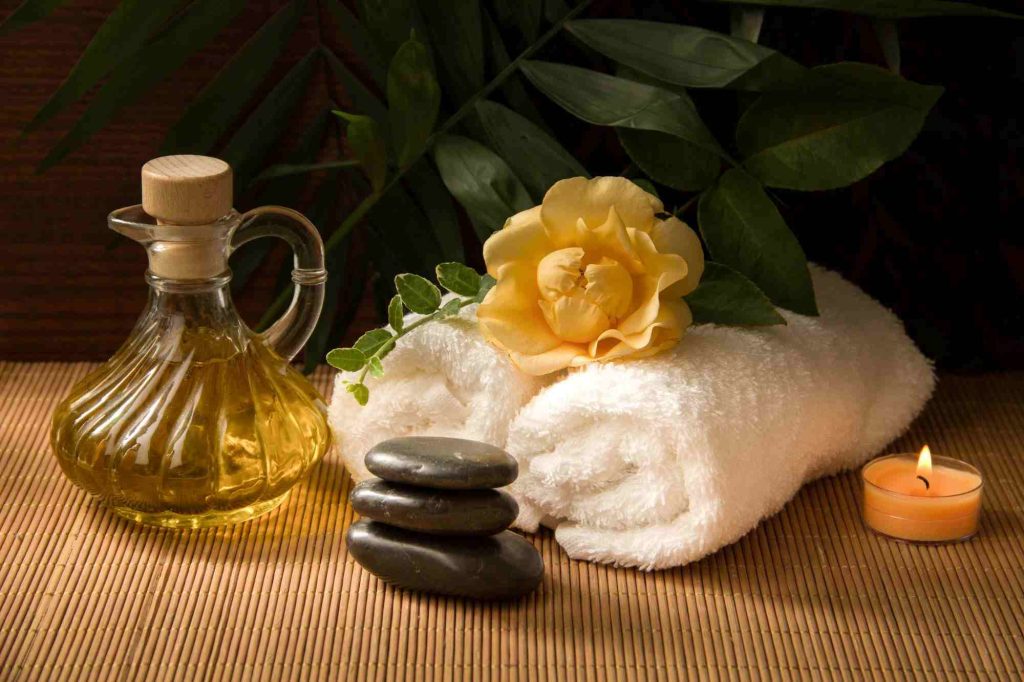 (pijat merupakan cara tradisional yang bisa dilakukan untuk membantu meredakan asam lambung, sumber : canva)