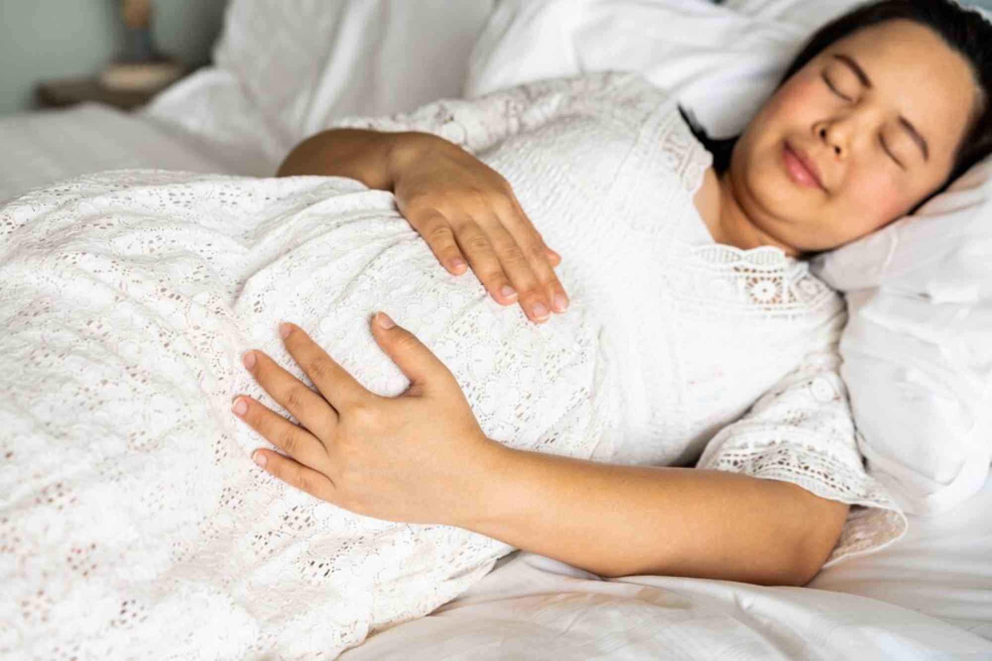 Posisi Tidur Aman untuk Ibu Hamil dengan Masalah Asam Lambung