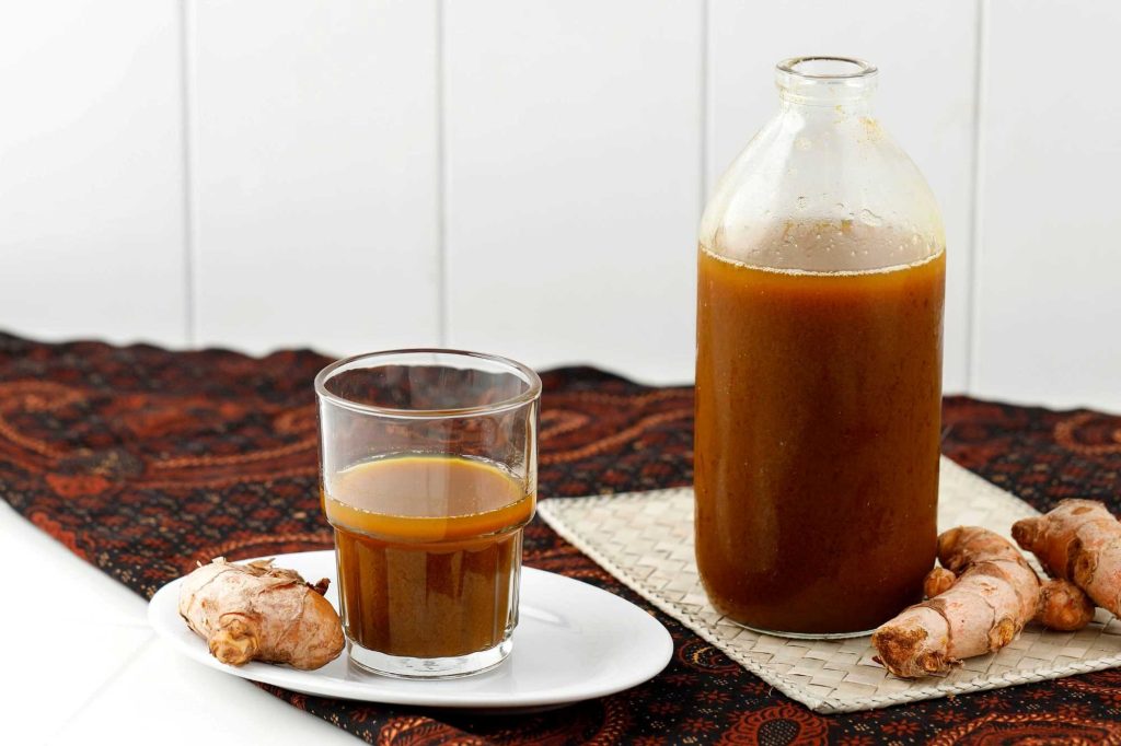 (Ilustrasi minuman kunyit dan gula aren, sumber : canva)