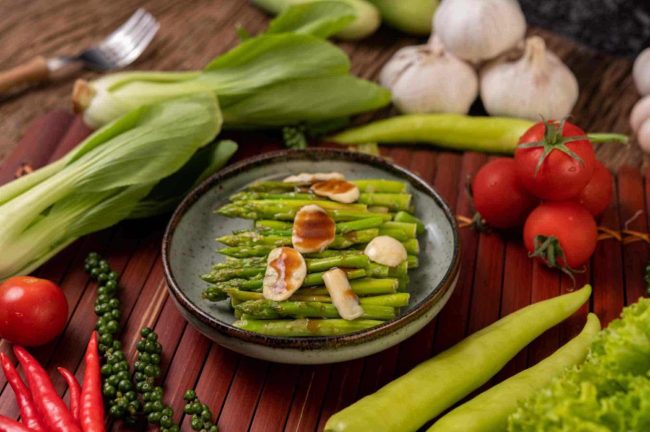 (Ilustrasi sayuran yang dijadikan makanan untuk melakukan diet vegan, sumber : freepik)