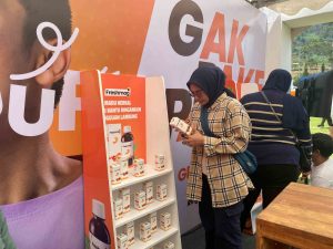 (Pelari yang sedang membeli produk madu Freshmag, sumber : Tim Freshmag)