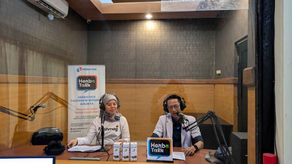 (Suasana talkshow radio gcd bersama dokter Inggar dan Ibu Damayanti dari tim Freshmag, sumber : tim Freeshmag)