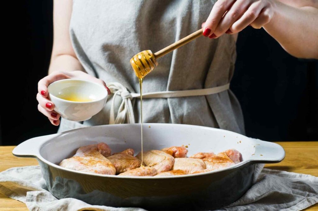 (Ilustrasi mencampurkan madu ke dalam masakan, sumber : freepik)