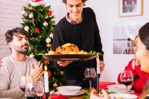 (Suasana hangat kumpul bersama dengan nikmati hidangan natal, sumber : freepik)