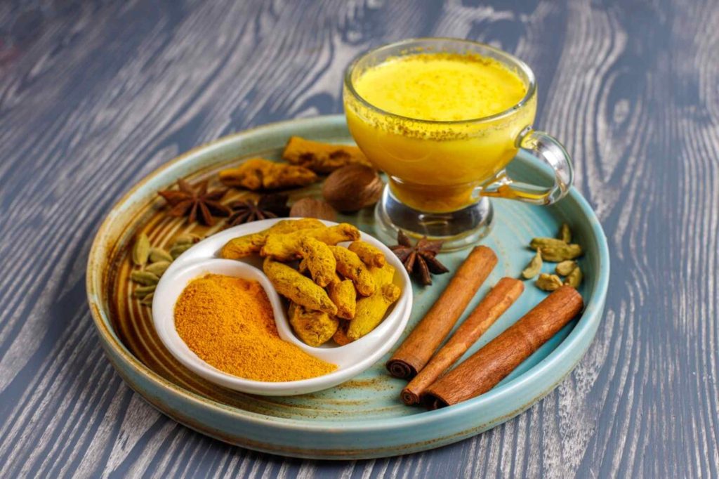 (Ilustrasi minuman kunyit asam dan daun sirih, sumber : freepik)