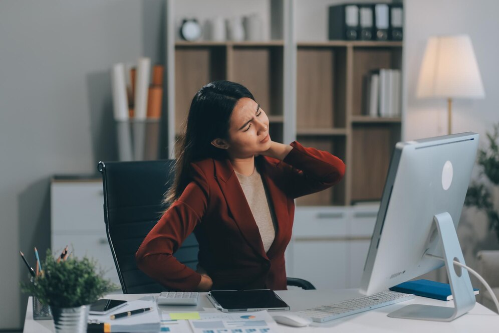 Rahasia Pijatan Perut Anti Kembung di Kursi Kerja