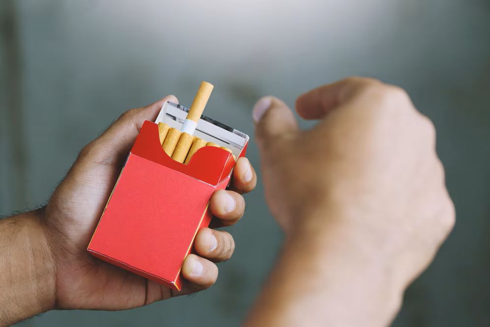 Pilihan Aneh! Rokok Lebih Penting dari Makan?