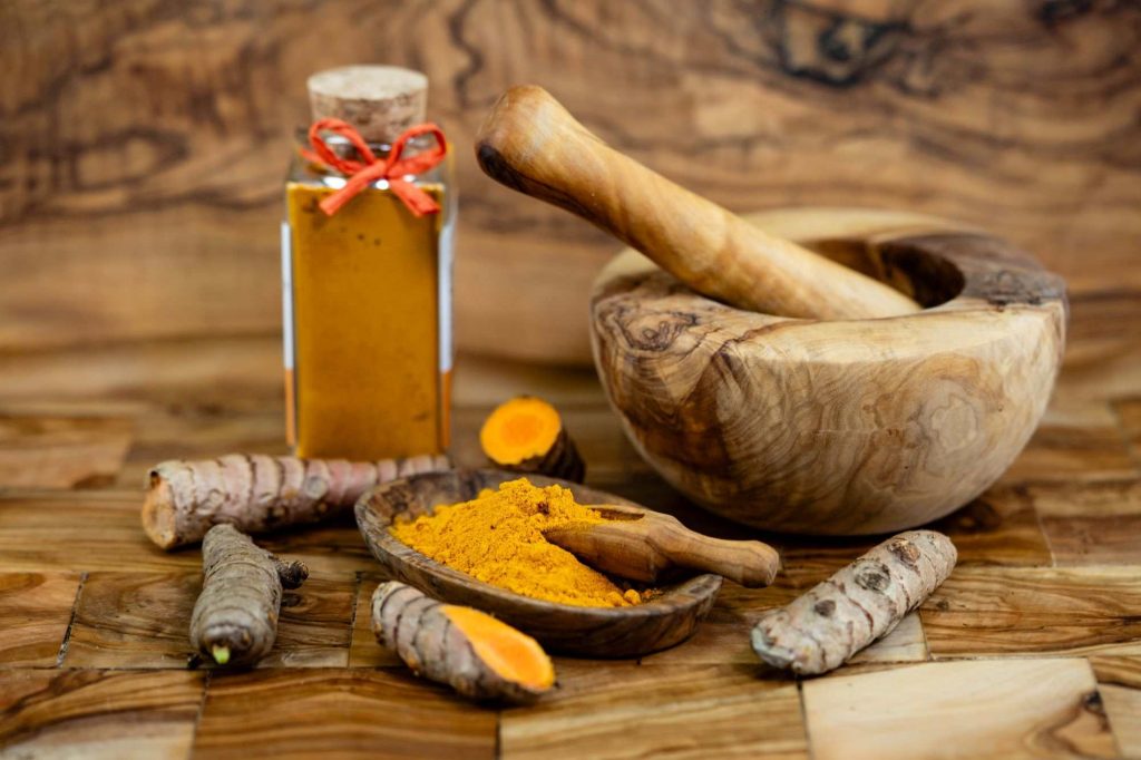 (Ilustrasi kunyit yang biasanya dijadikan sebagai minuman tradisional yakni jamu, sumber : canva)
