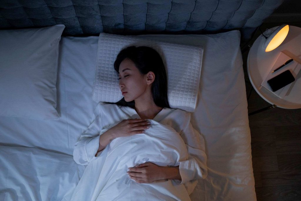 (Ilustrasi seseorang mengalami asam lambung di malam hari pada saat tidur, sumber : freepik)