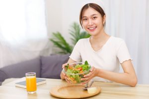 Wanita Makan Salad Buah