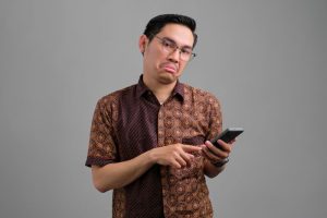 Ilustrasi Pria Kaget Dengan Informasi Pada Gadget