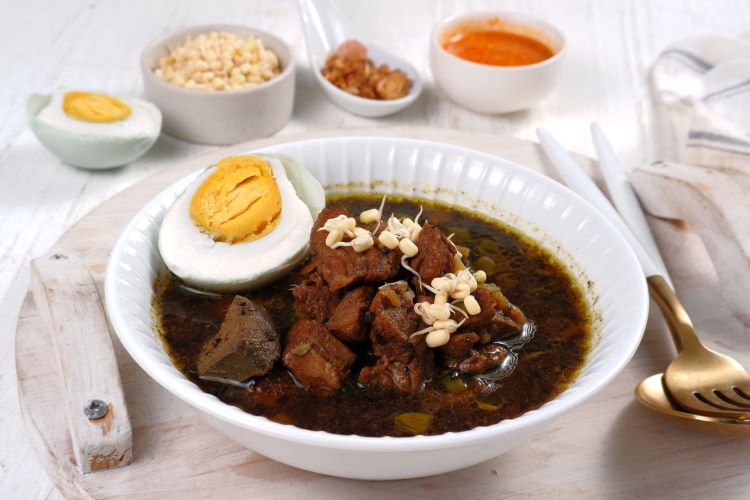 (Ilustrasi Rawon makanan khas surabaya, Sumber: AI Google Gemini)
