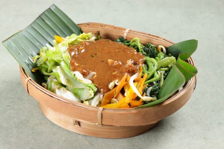 (Ilustrasi seseorang makan pecel di Malang, Sumber: AI Google Gemini)