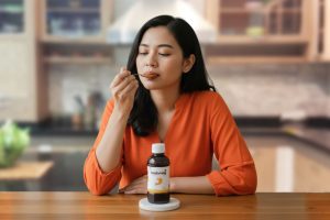 (Ilustrasi seseorang mengonsumsi madu herbal freshmag, Sumber: AI Google Gemini)