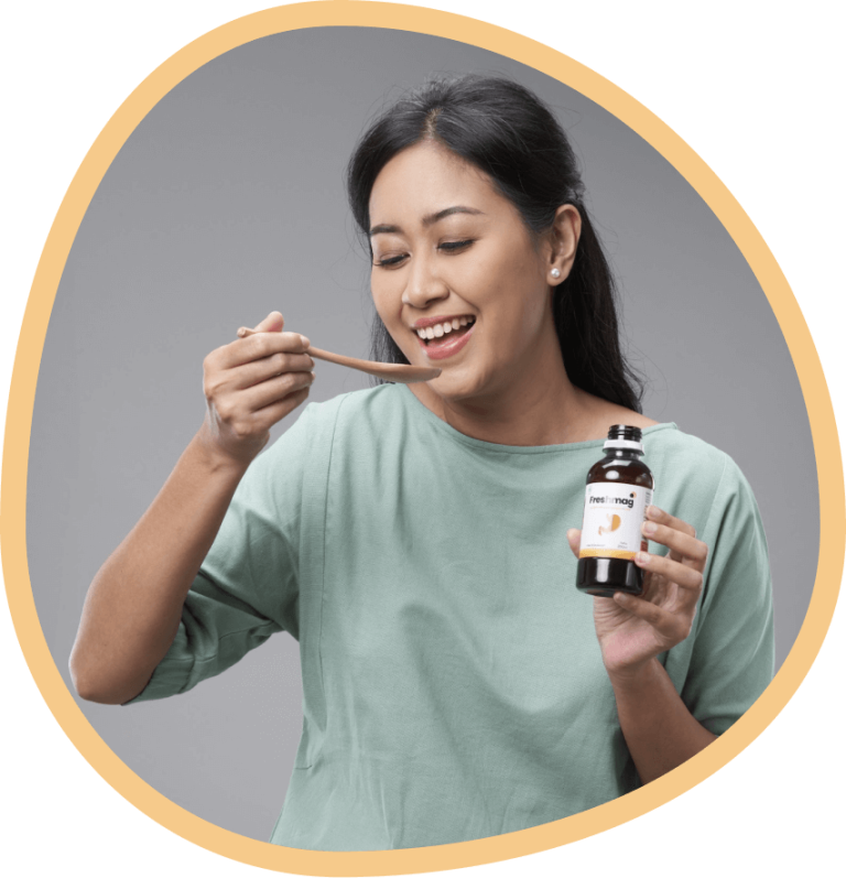 Woman holding Freshmag bottle